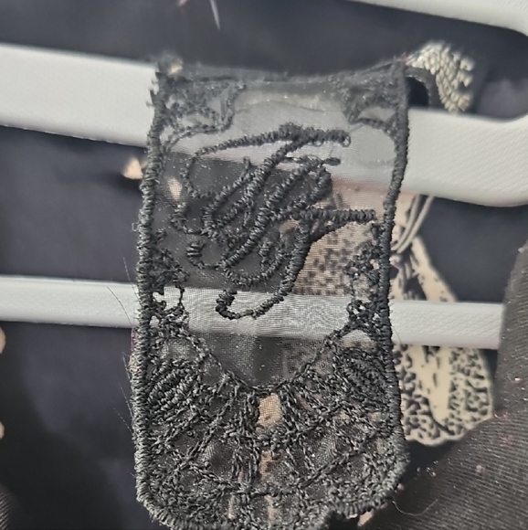 Chic Black Blazer with Cream Trim - Picture 3 of 6